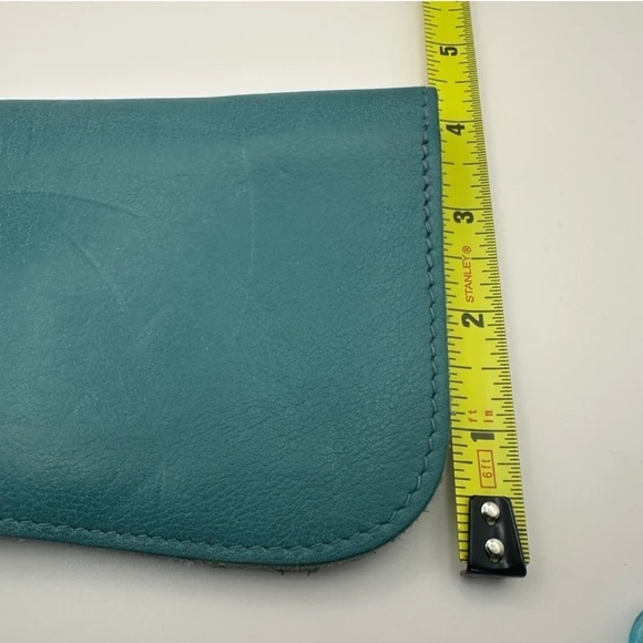 Leather Keecie wallet with a silkscreen of a cat chasing a bird on the inside - Picture 16 of 16